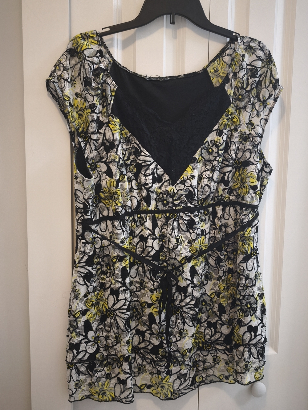 Plus Size Black Floral Lace-Trim Floral Tunic Top with Yellow Accents